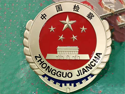 大型警徽的尺寸选择与制作难度